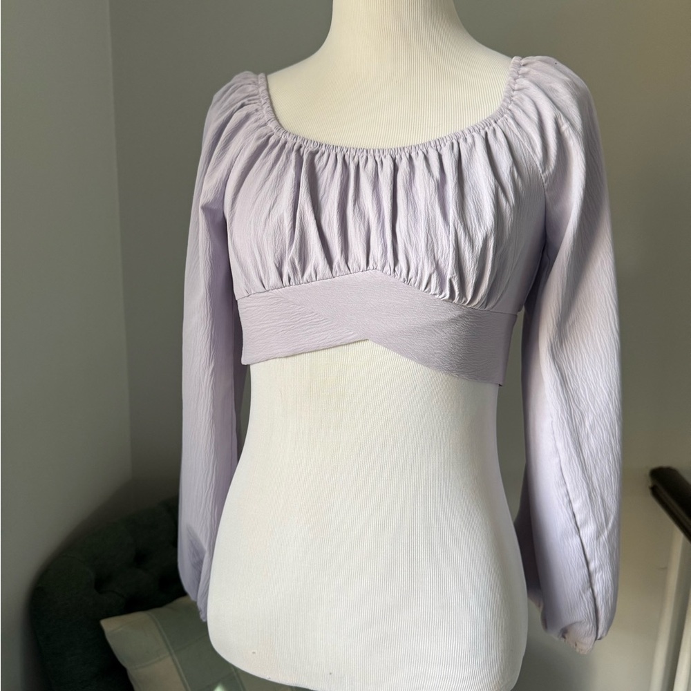Lilac purple cropped blouse with long sleeves and tie closure
Size XS